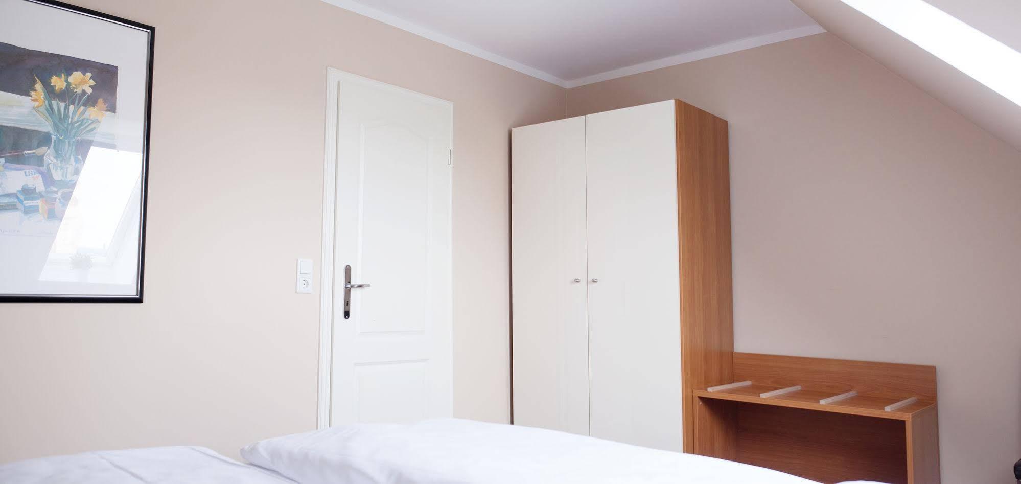 Airport Hotel One Aparthotel Sylt Екстер'єр фото